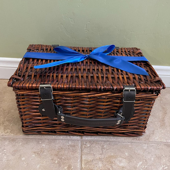 Amazon Other - California Picnic Basket Setting for 2